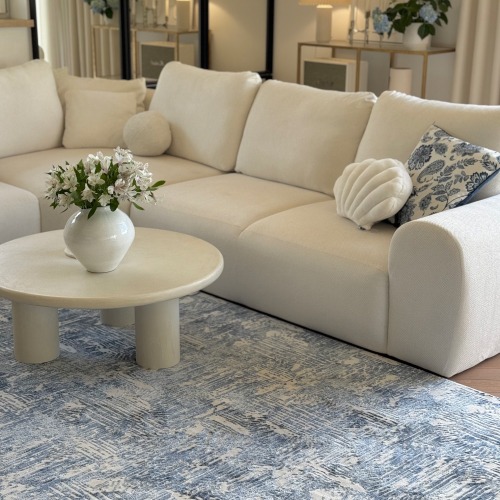 Salon m&eacute;diterran&eacute;en avec un tapis bleu g&eacute;om&eacute;trique