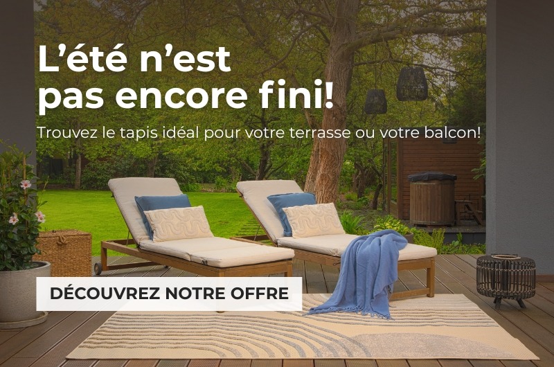 Tapis d&rsquo;ext&eacute;rieur beige &agrave; motifs sur une terrasse en bois